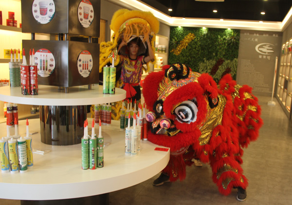 千秋偉業(yè)添錦繡 萬(wàn)里鵬程展宏圖 —— 常青樹舞獅獻(xiàn)瑞賀新春，歡天喜地迎開工！
